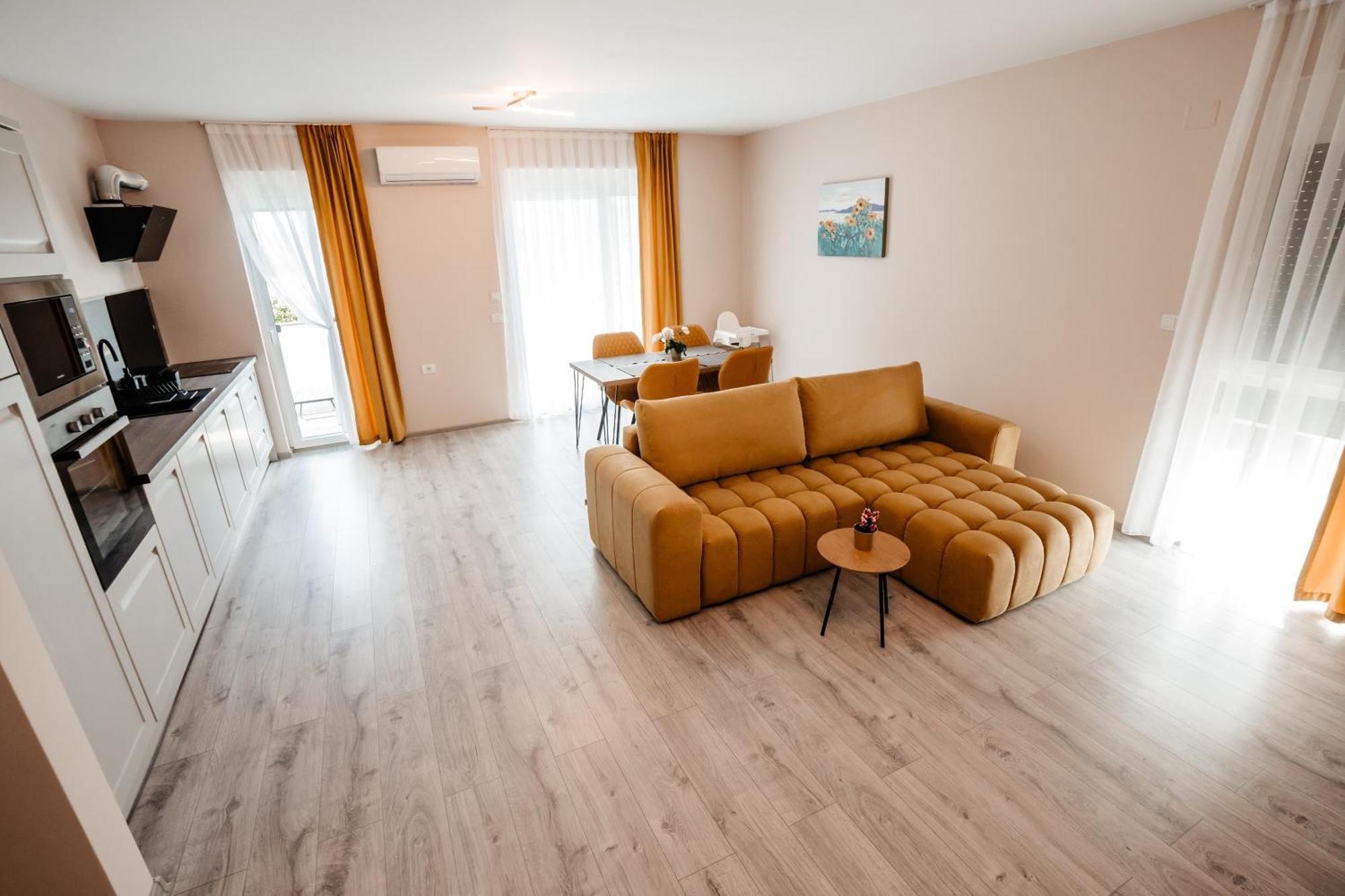 Sunrise View Apartment Орадя Экстерьер фото